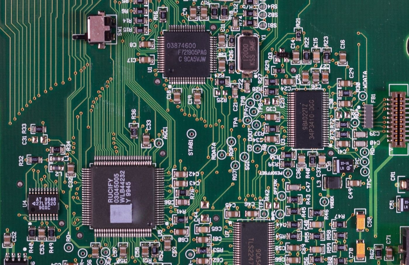 Carte PCB verte fabriquée avec ses pistes et ses composants