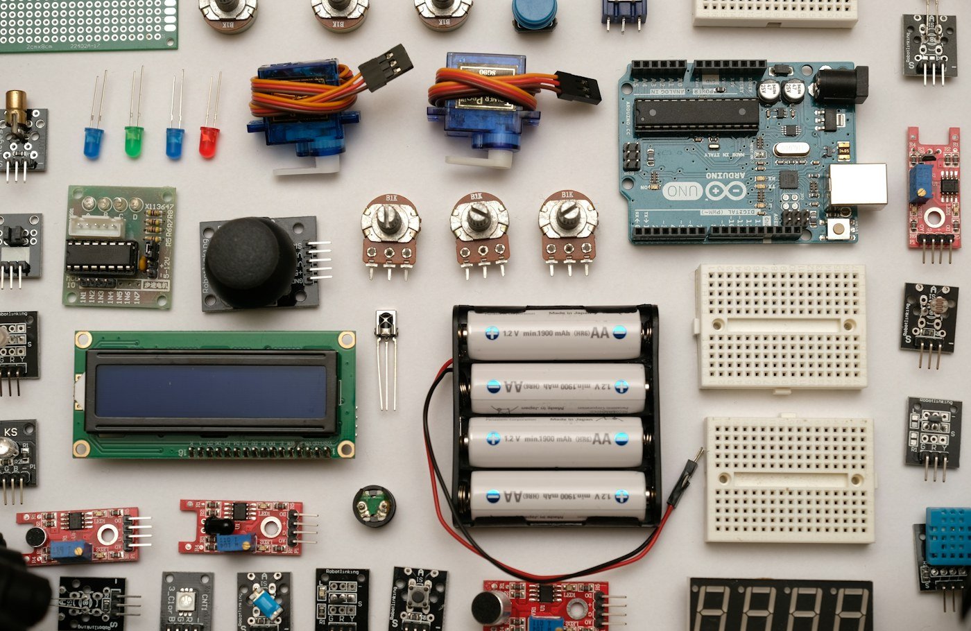 Composants électroniques : capteurs, écran LCD, Arduino, servomoteurs